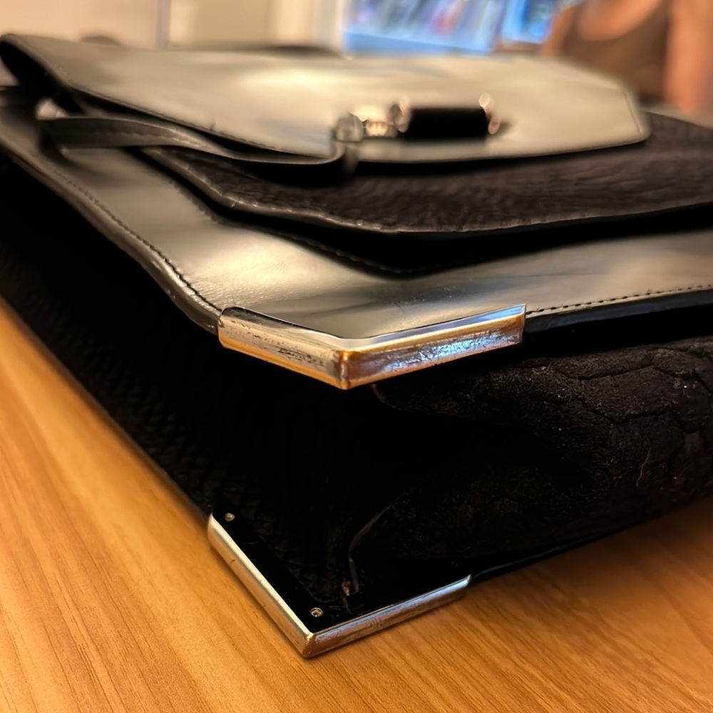Chic Black Structured Handbag - Picture 4 of 8